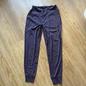 Glyder Pure Jogger legging in eggplant purple size small